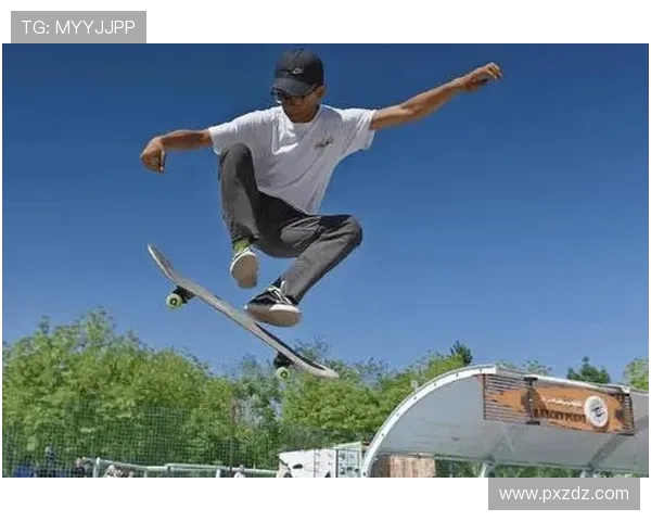 武汉攀岩队在世界滑板锦标赛中展现出卓越的灵活性与竞技精神